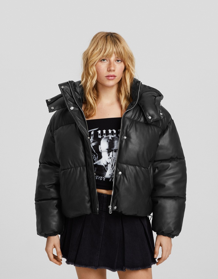 Jaqueta puffer com efeito de couro e capuz.