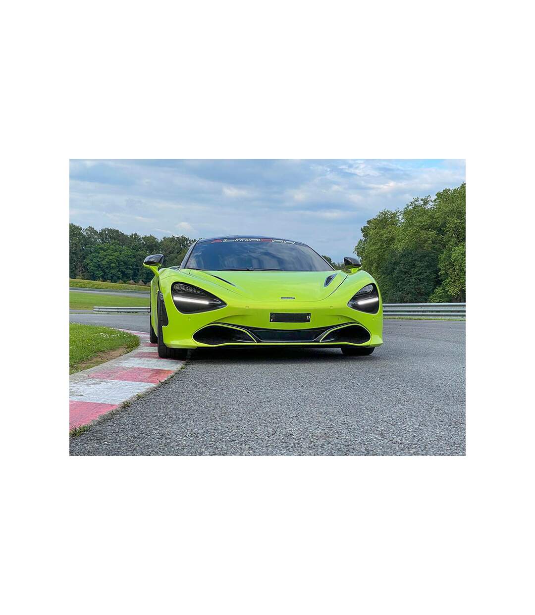 Pilotage prestige : 2 tours de circuit au volant d'une McLaren 720S - SMARTBOX - Coffret Cadeau Sport & Aventure
