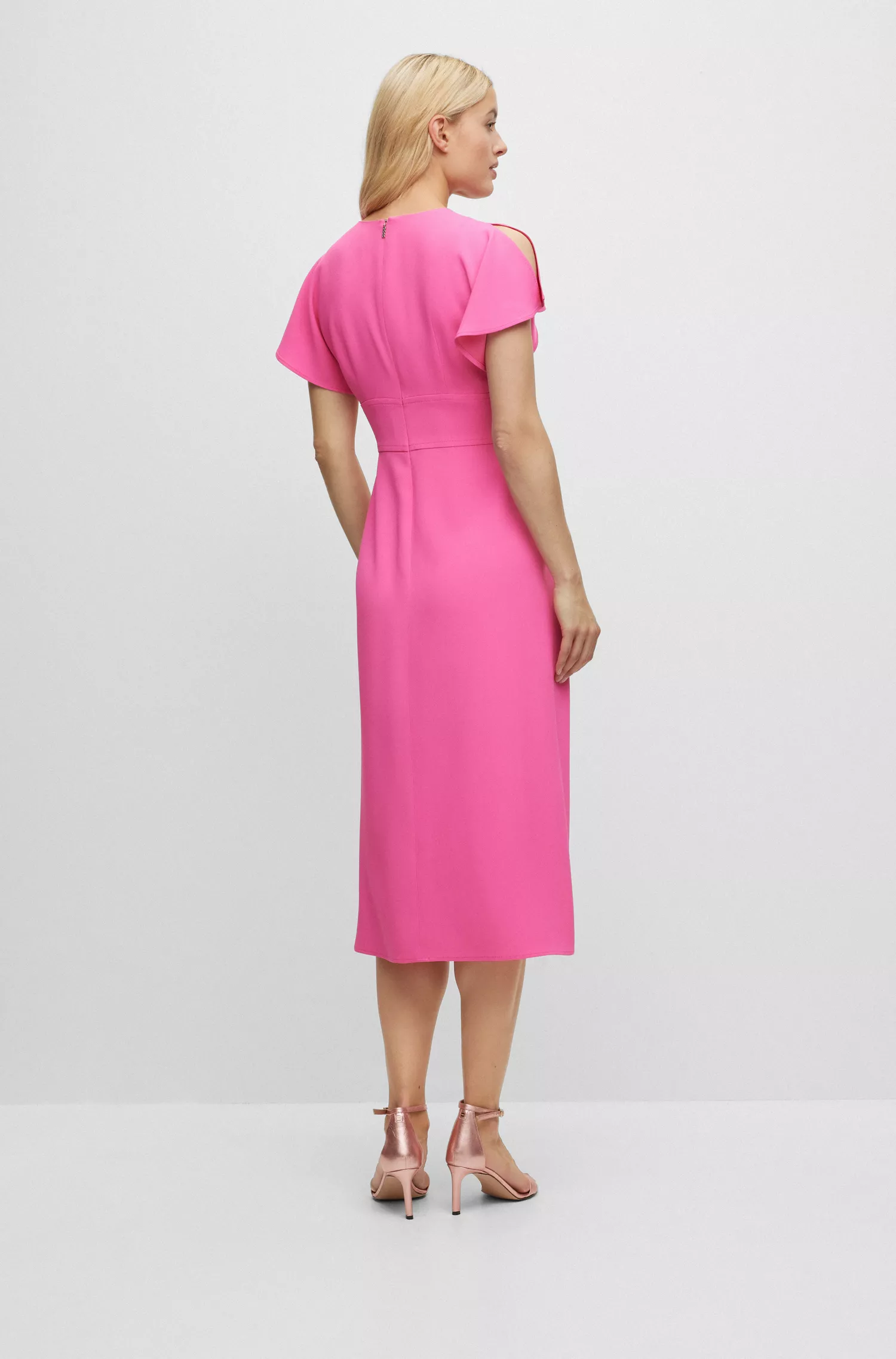 Vestido preto BOSS de corte justo com fecho de zíper e decote em V.
