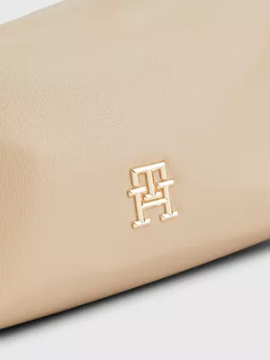 Bolsa de ombro com monograma metálico