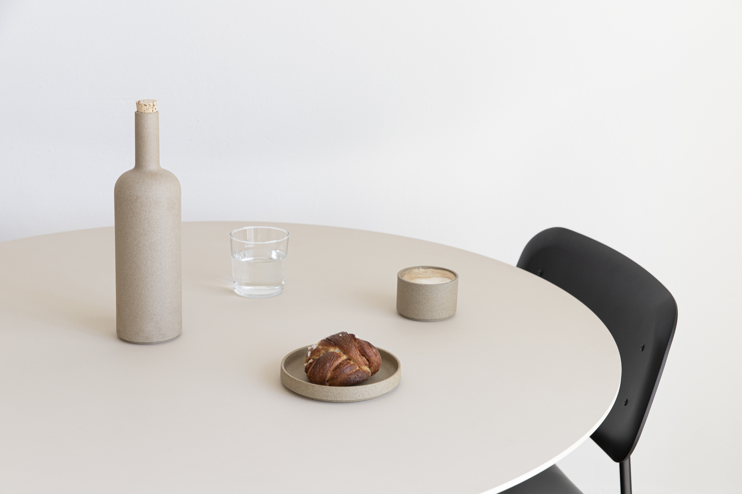 Studio HENK tafel New Classic Rond Tripod, zwart frame - Smart Collectie ⌀110 | Eikenhout | Verjongde Rand | Frame Zwart
