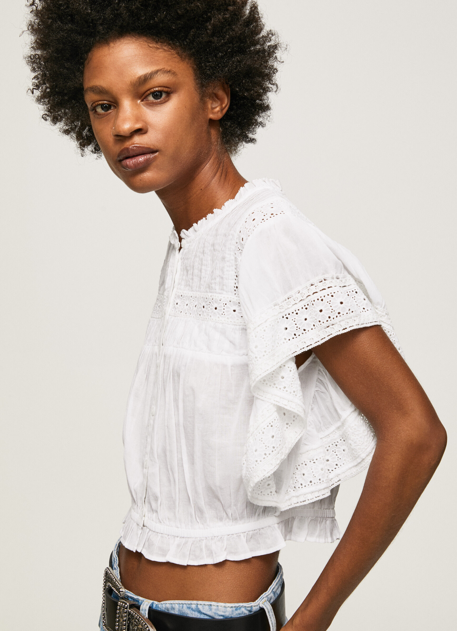 Blusa de algodão com detalhes vazados - branca