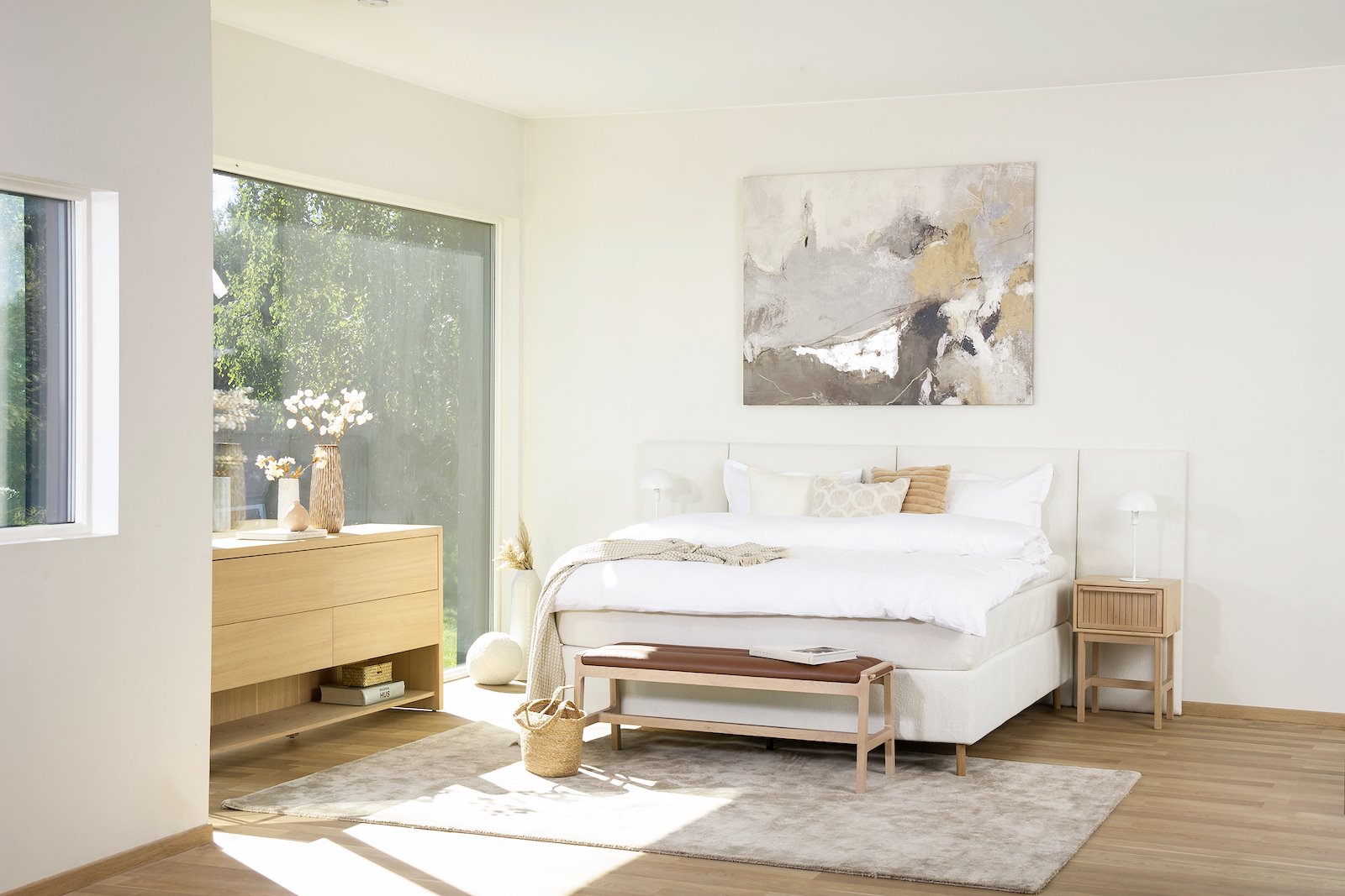 Premium LUX 200 kontinentalseng 150x200 cm i tekstil Bris 101 hvit med medium/fast fasthet, Premium LUX 200 overmadrass med tekstilkant og runde ben hvitoljet eik 15 cm