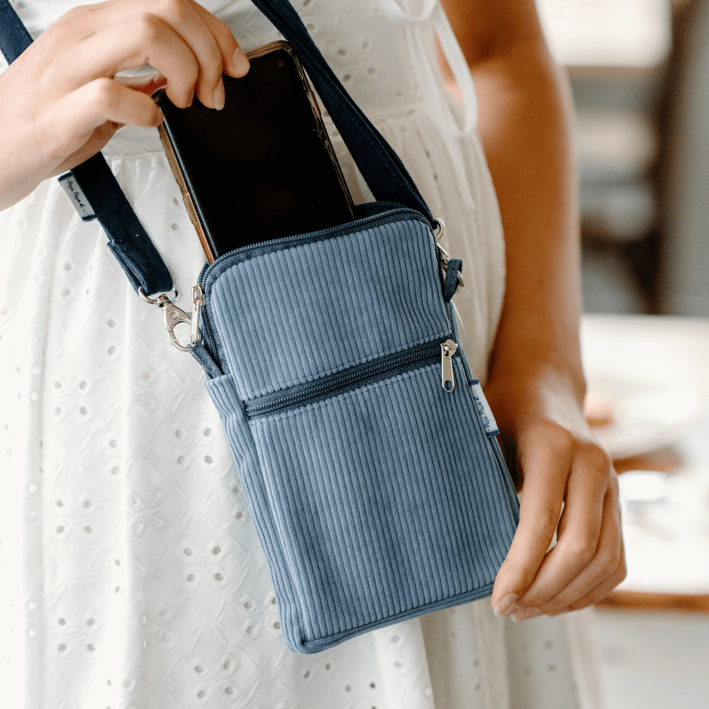 Pochette Téléphone Matelassée Velours Côtelé Bleu Azur