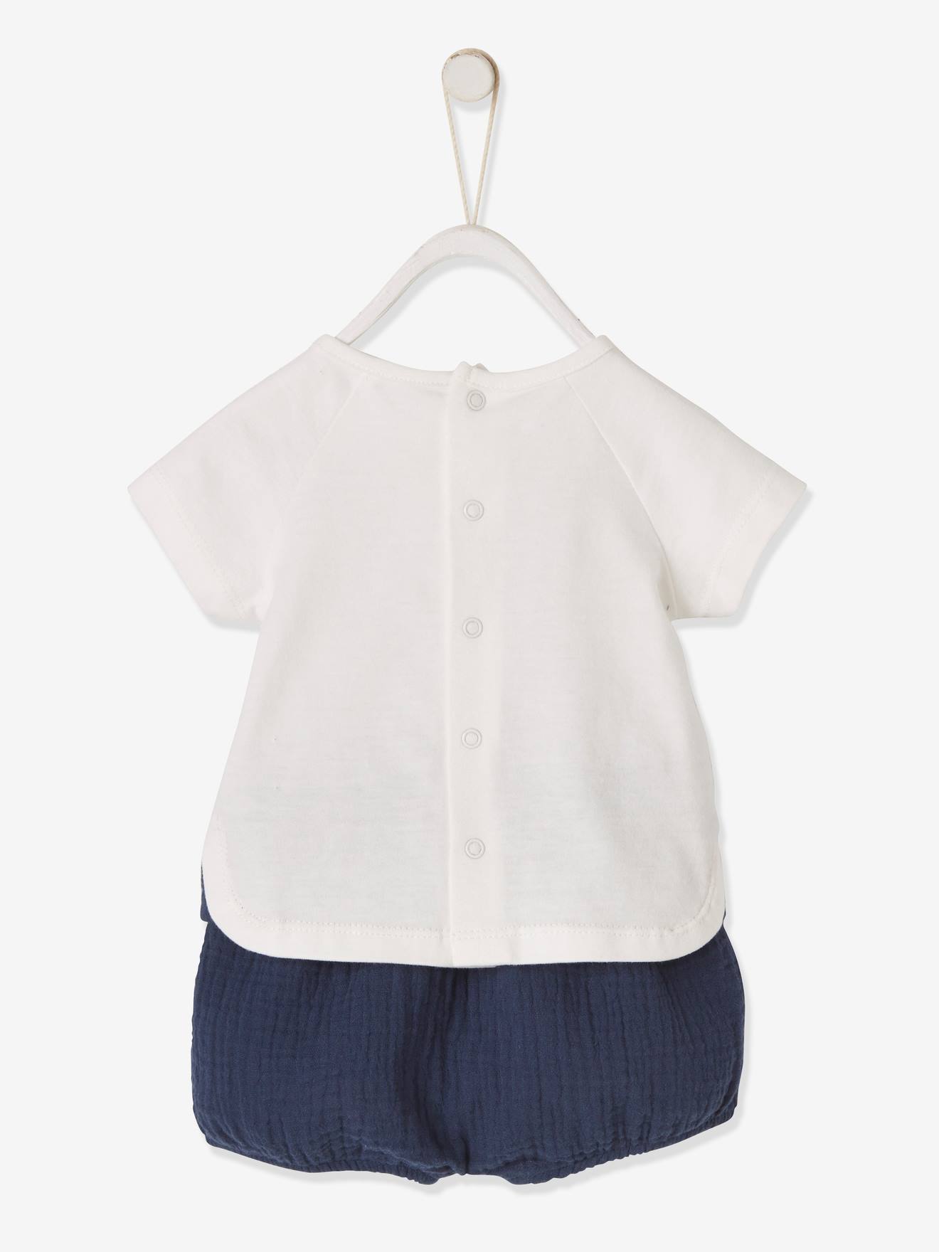 Conjunto para recém-nascido composto por camiseta e shorts para ocasiões formais, na cor marrom.