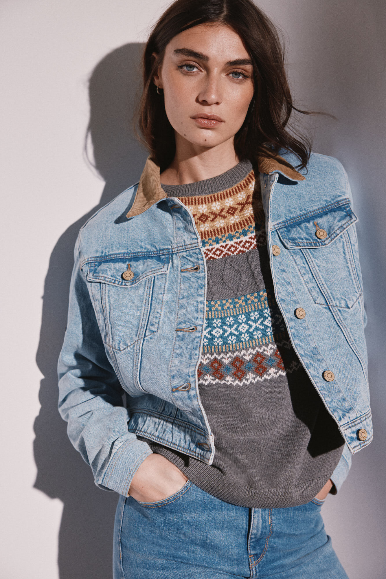 Jaqueta jeans com patch de aniversário
