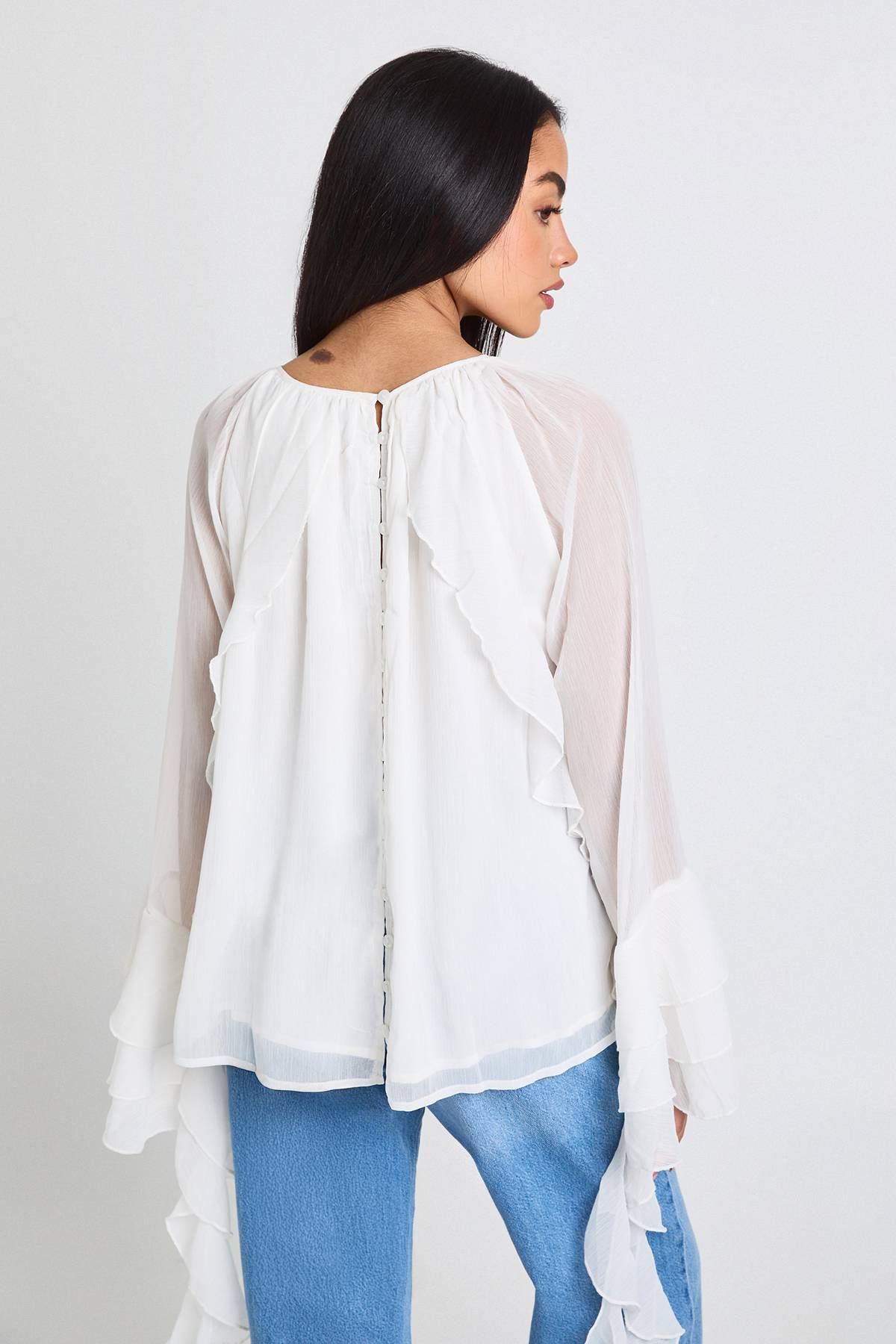 boohoo Chiffon à volants et boutons dans le dos – Chemisier