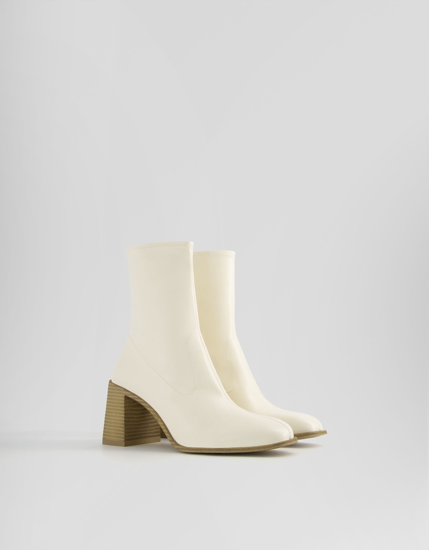 Botas de cano curto com salto bloco ajustado