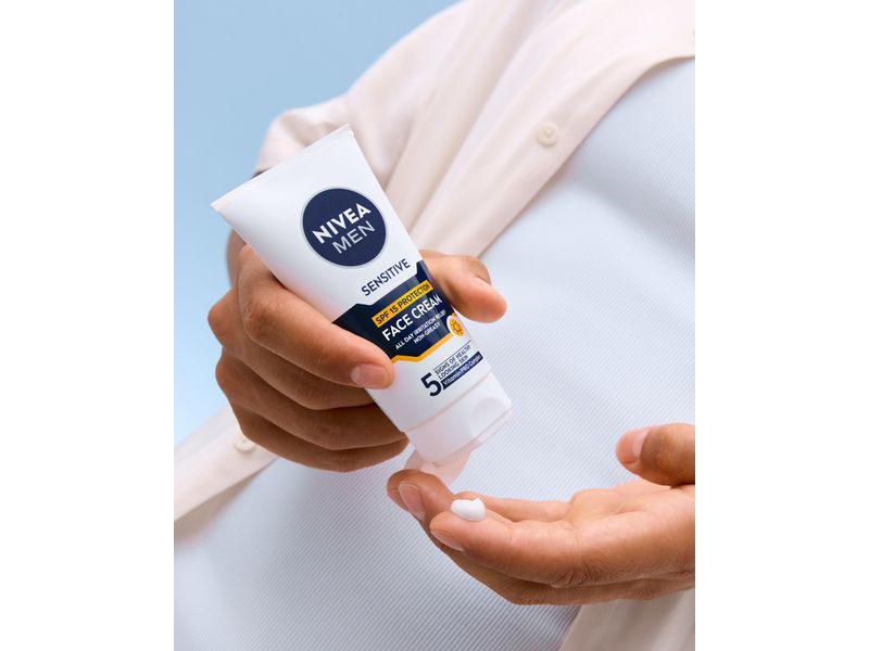 NIVEA MEN Gesichtscrème Sensitive LSF 15 75 ml Gesichtspflege mit Kamille-Extrakt reduziert Hautirritationen