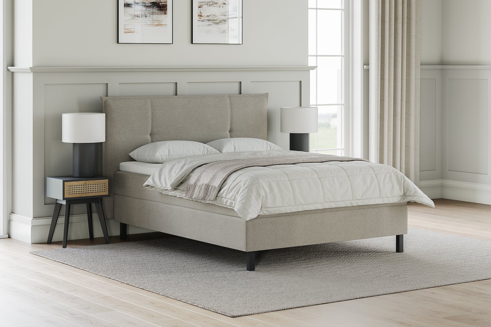 XOV Relax kontinentalseng 210x210 cm I tekstil Bjorn 24 beige, fast, sorte ben og 7cm hypersoft overmadrass, sengegavl selges separat.