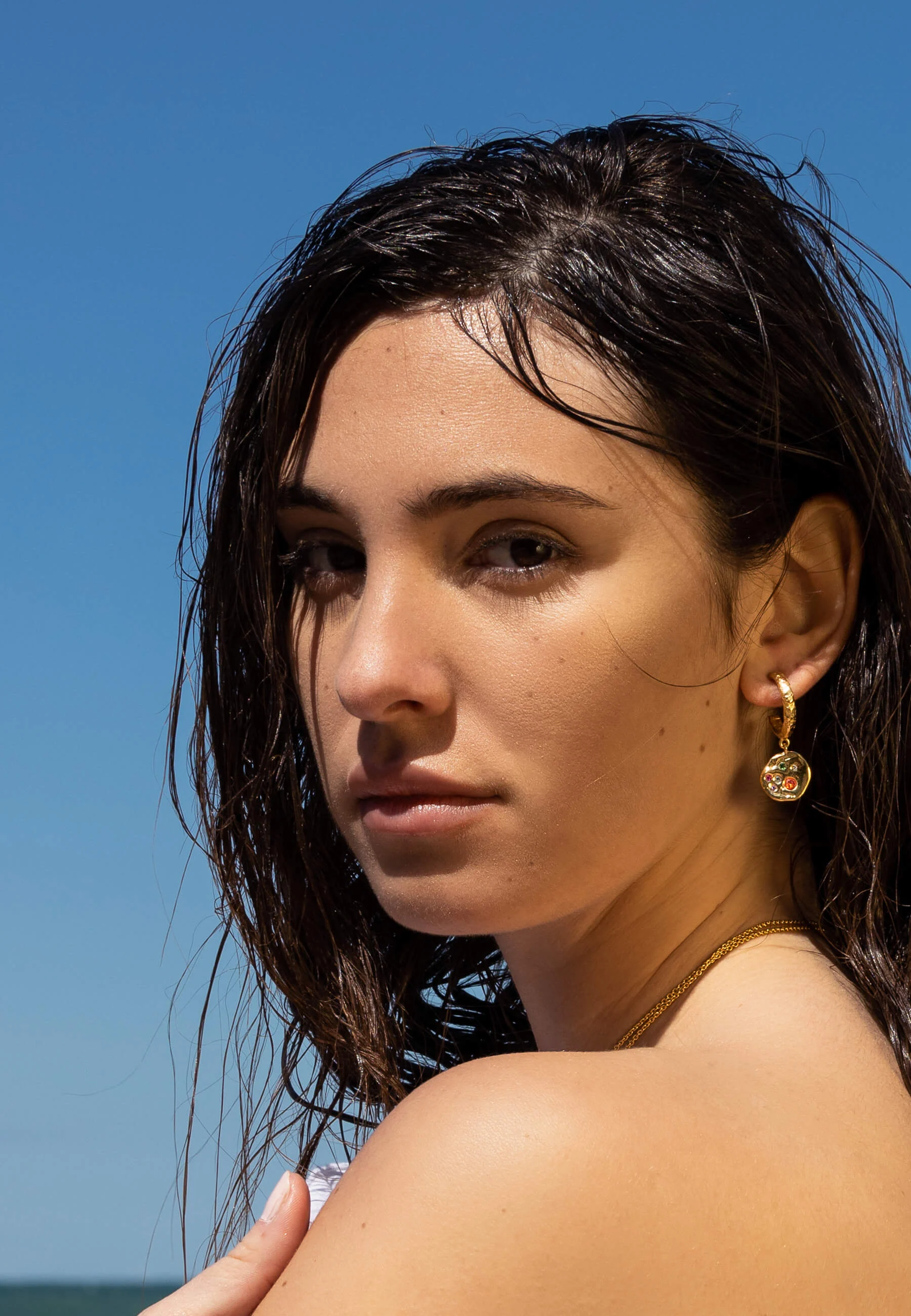 SADIE COIN - Petites créoles avec pièce | Doré