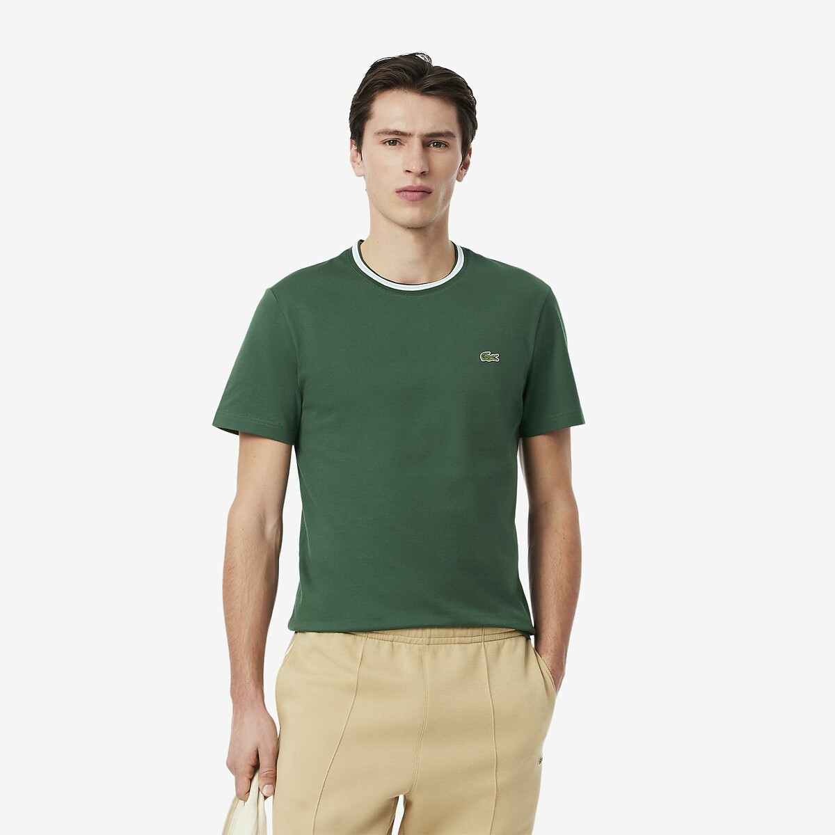 Camiseta LACOSTE com listras na gola. Modelagem regular.