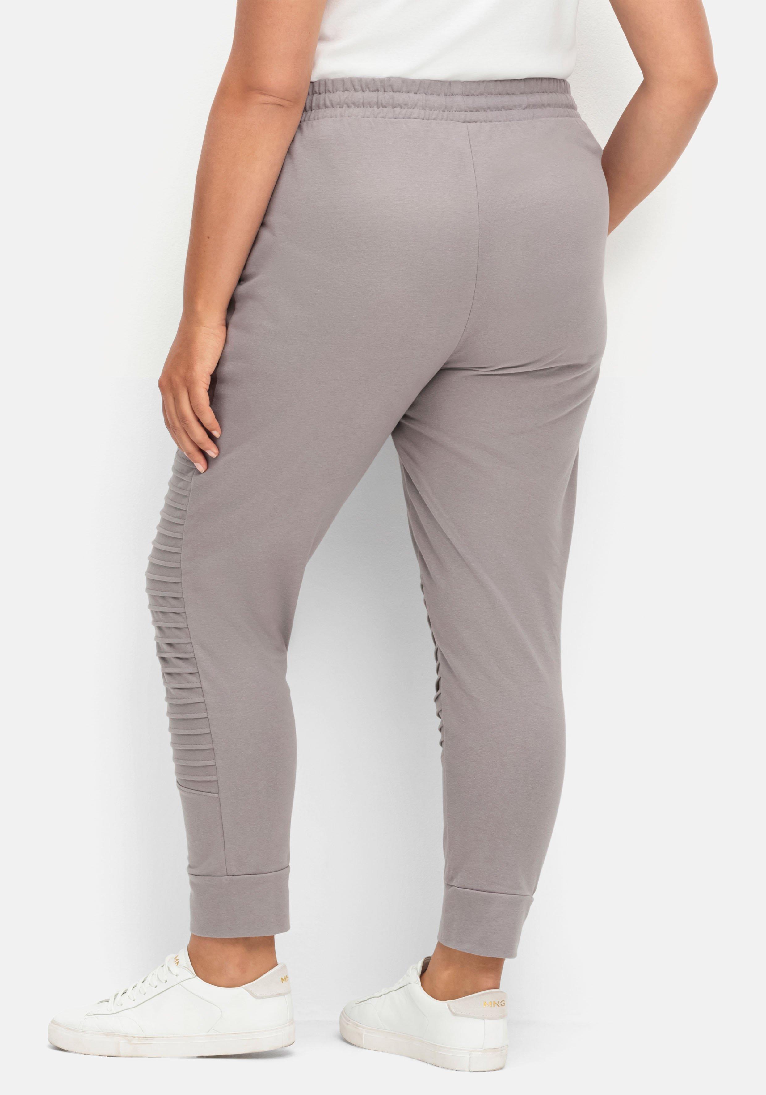 Schmale Joggpants mit Biesen