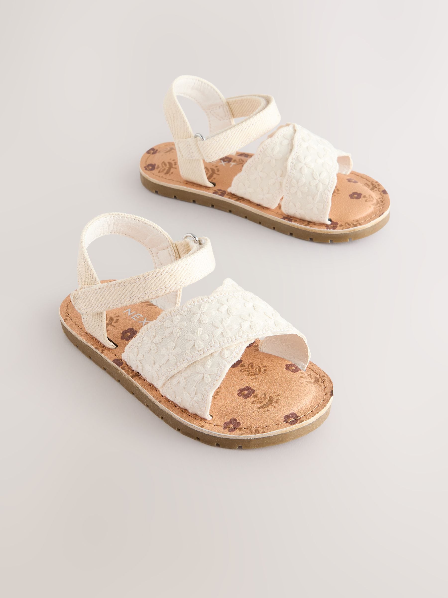 Wit - Broderie sandalen