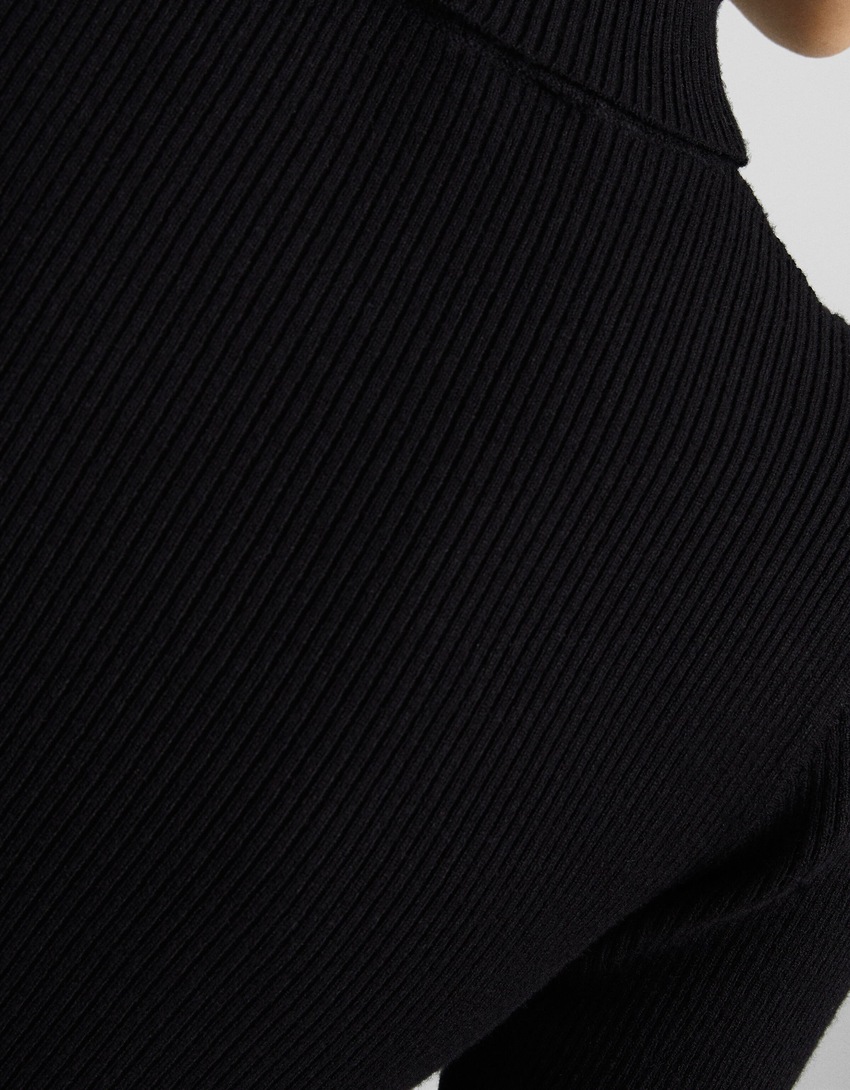 Vestido curto de malha com gola alta e mangas compridas.