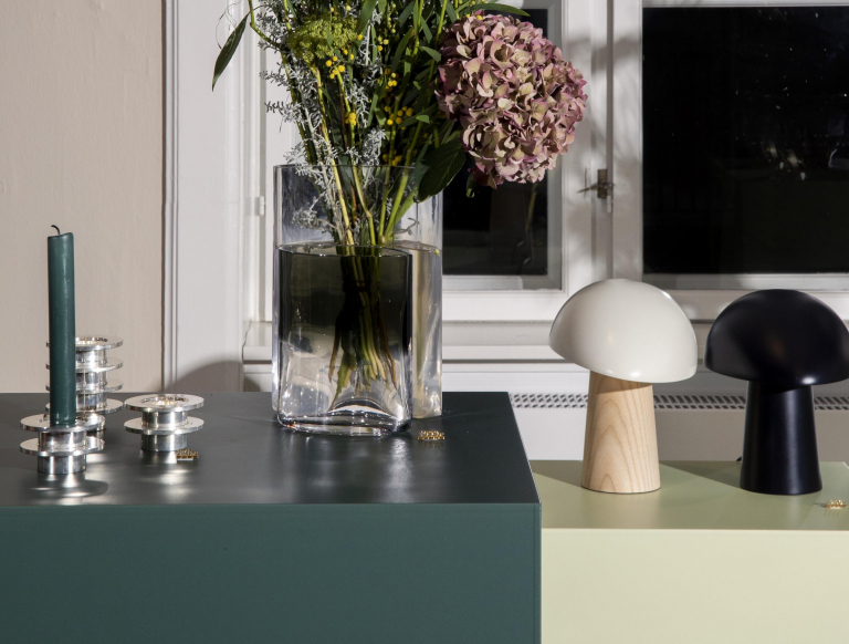 Fritz Hansen Night Owl tafellamp smokey wit gelakt essenhout