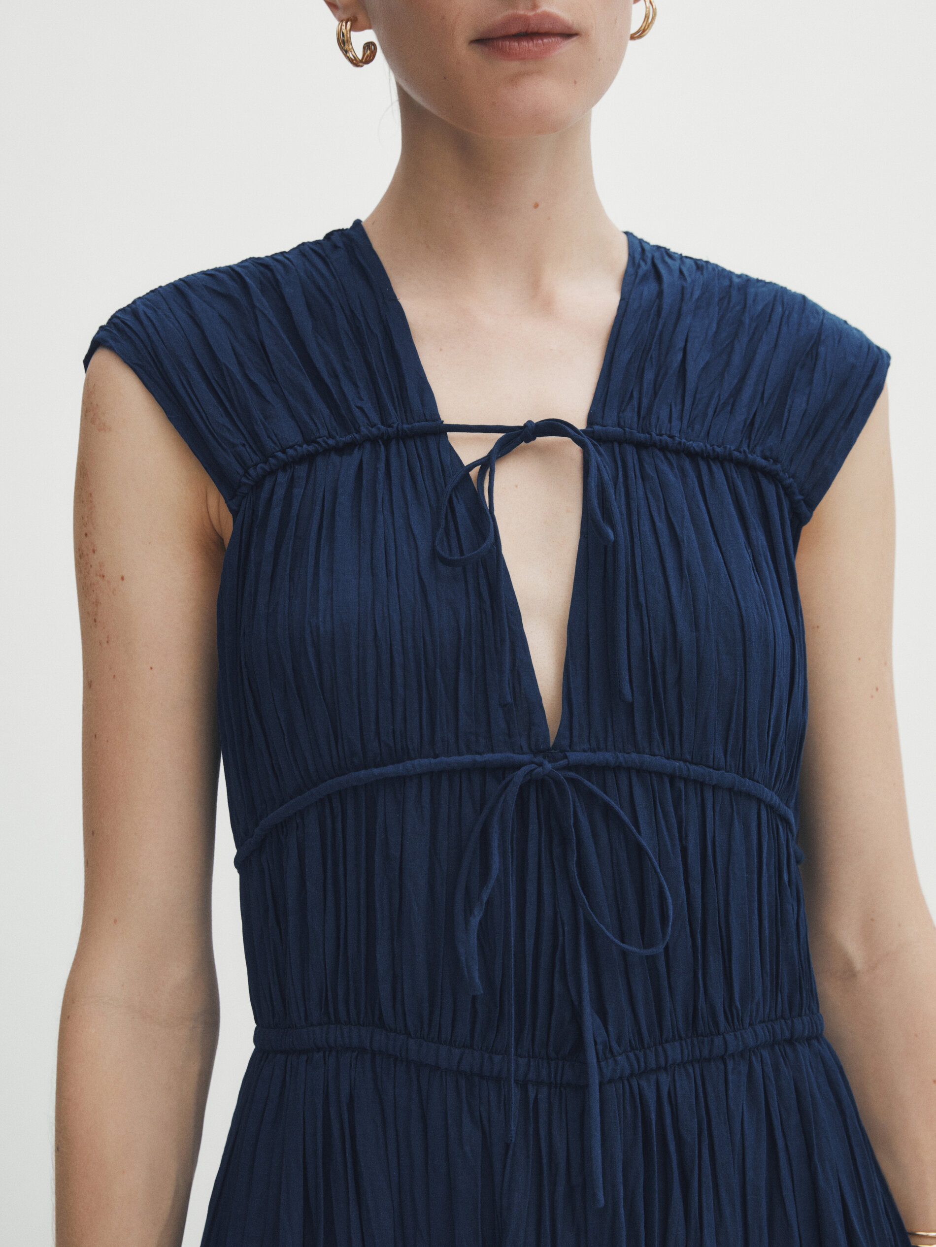 Vestido plissado com detalhe de laço - AZUL MARINHO