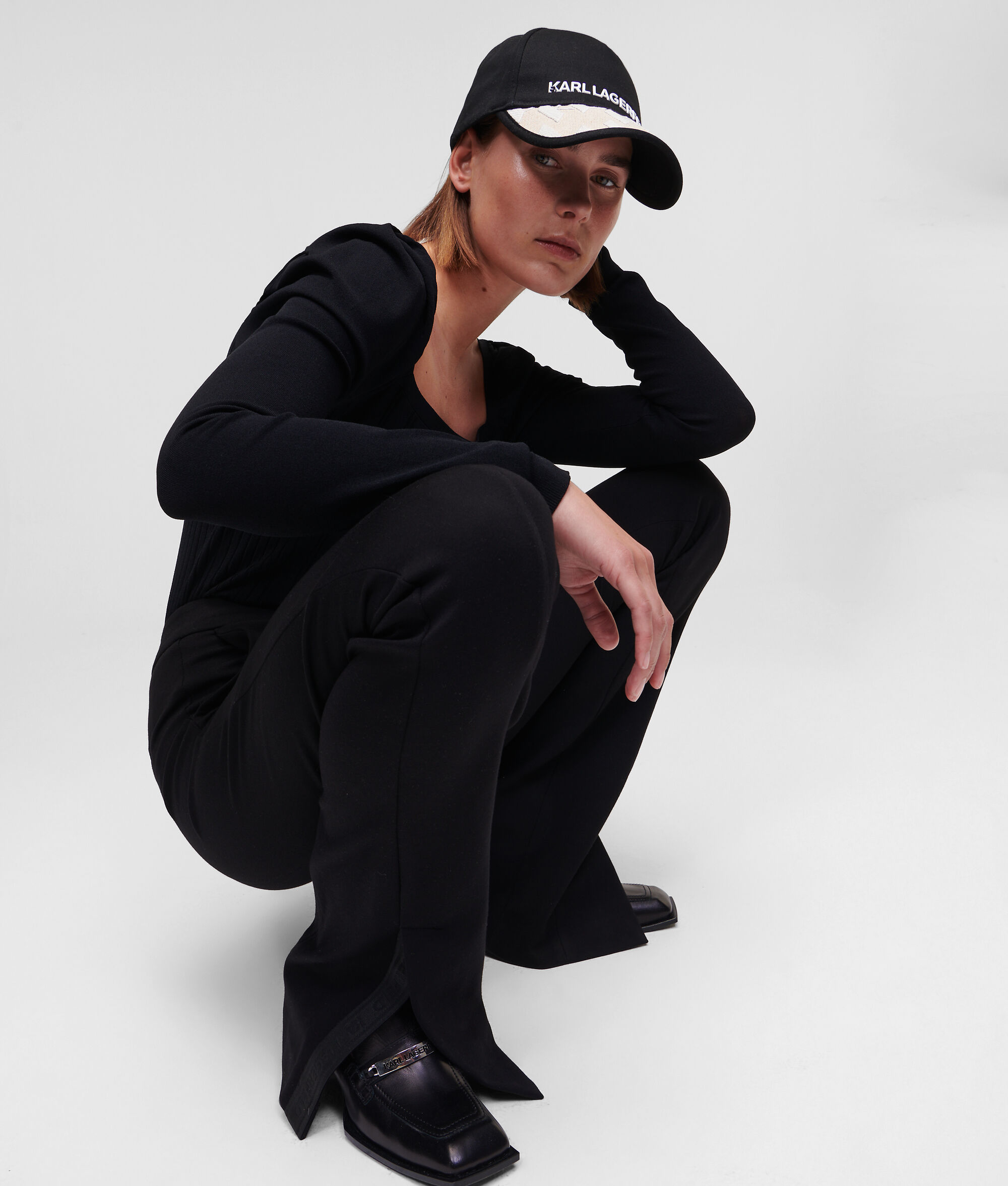 PANTALON EN PUNTO AVEC LOGO KARL ET BAS FENDUS