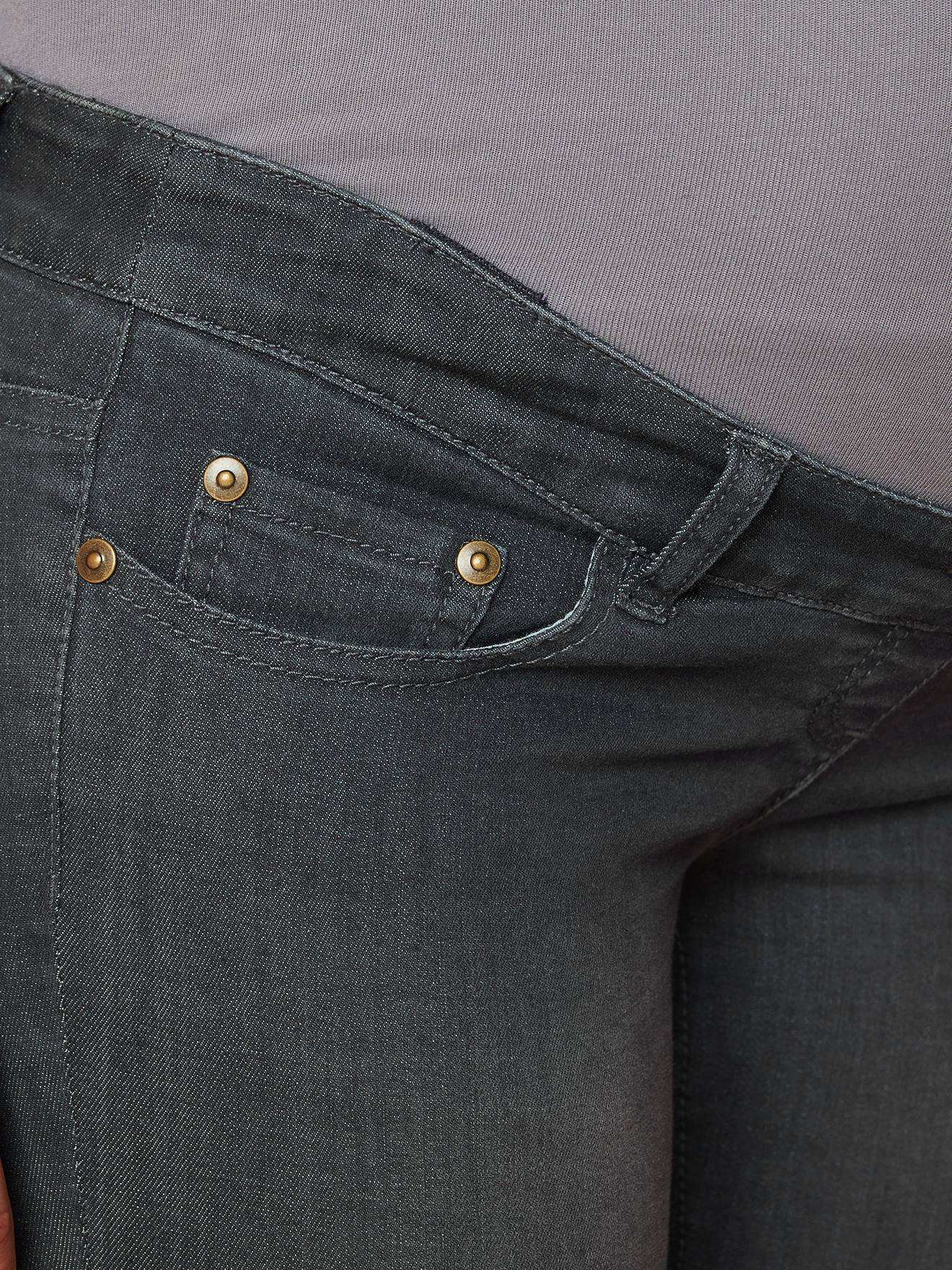 Calça jeans de maternidade slim stretch com 78 cm de entrepernas, em denim cinza.