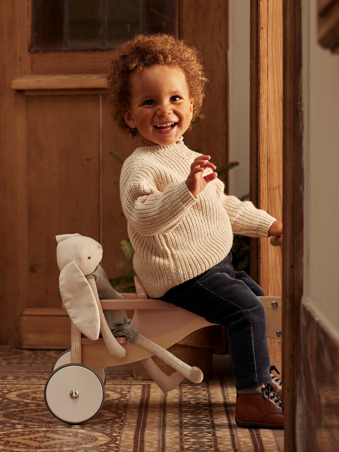 Conjunto de andador e carrinho de bebê de madeira, com certificação FSC®, bege médio com motivos.