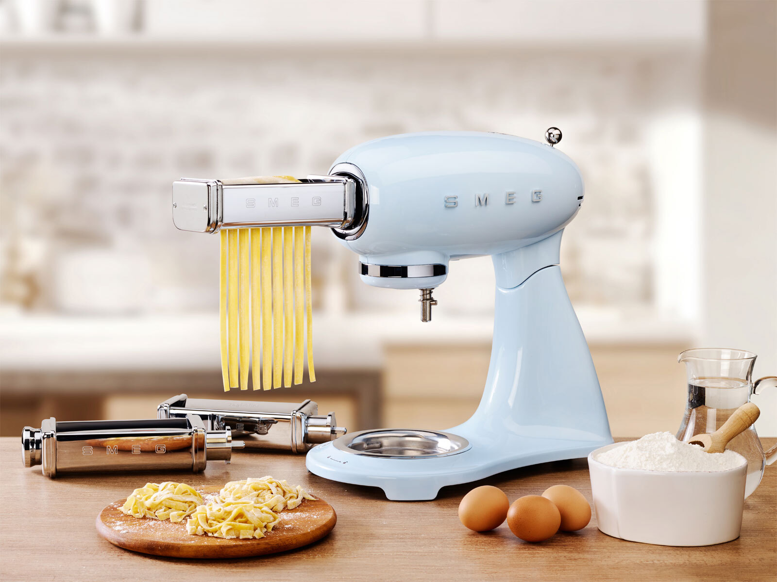 SMEG Küchenmaschine Full-Color Pastellblau/ silberfarbig