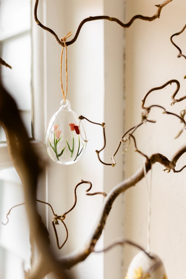 Paashanger, glas, ei met tulpen
