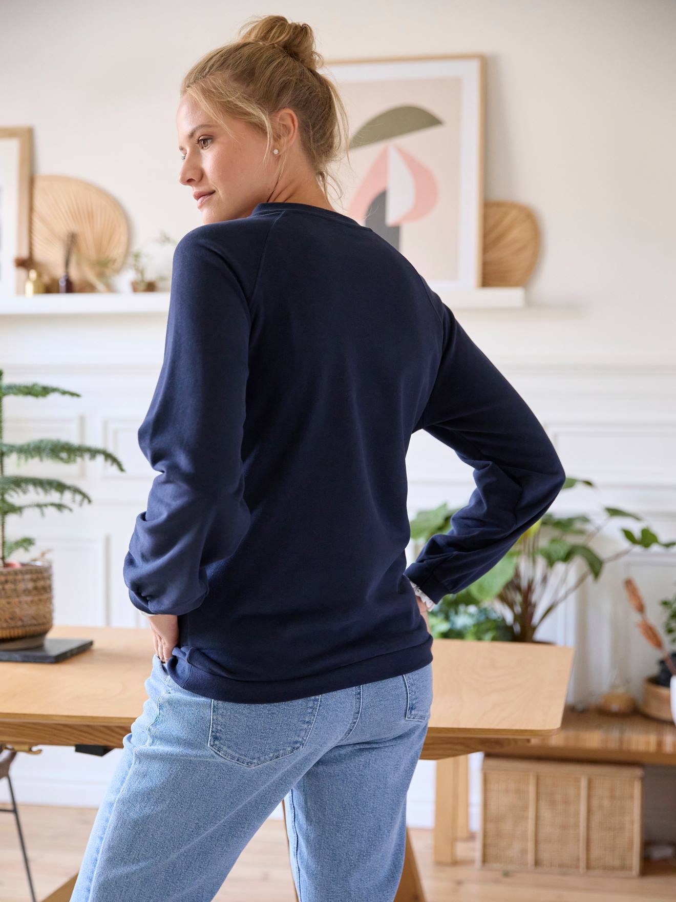 Blusa de moletom azul marinho de lã para gestantes e lactantes.