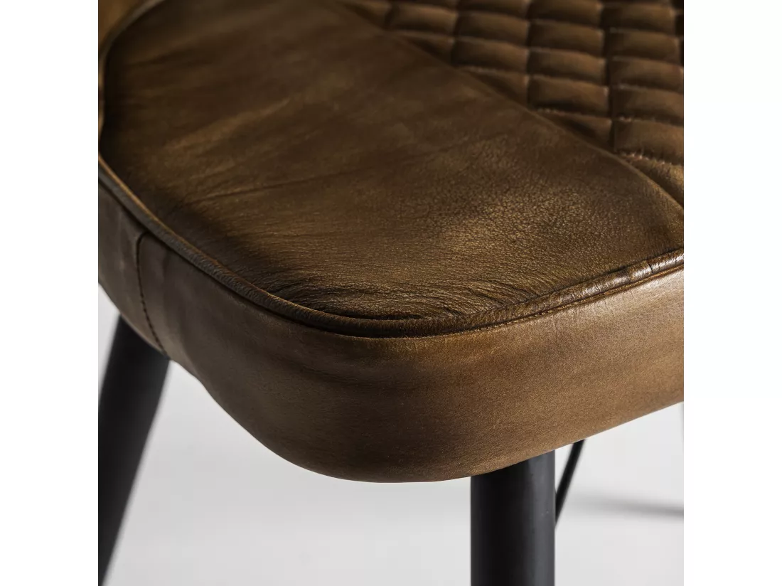 Chaise en peau camel en 48x48x82 cm