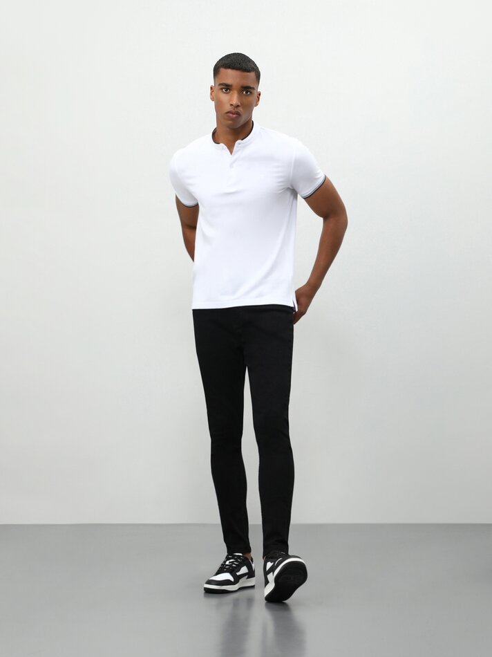 Camisa polo bordada com gola mandarim - Branca