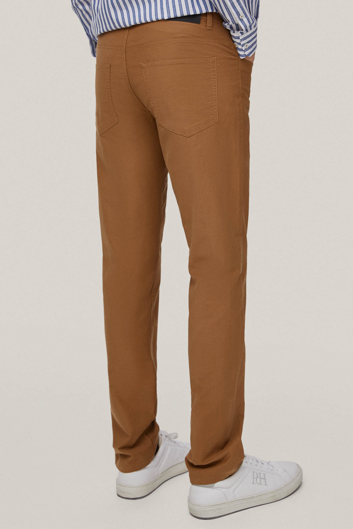 Calça de corte justo com 5 bolsos - Marrom