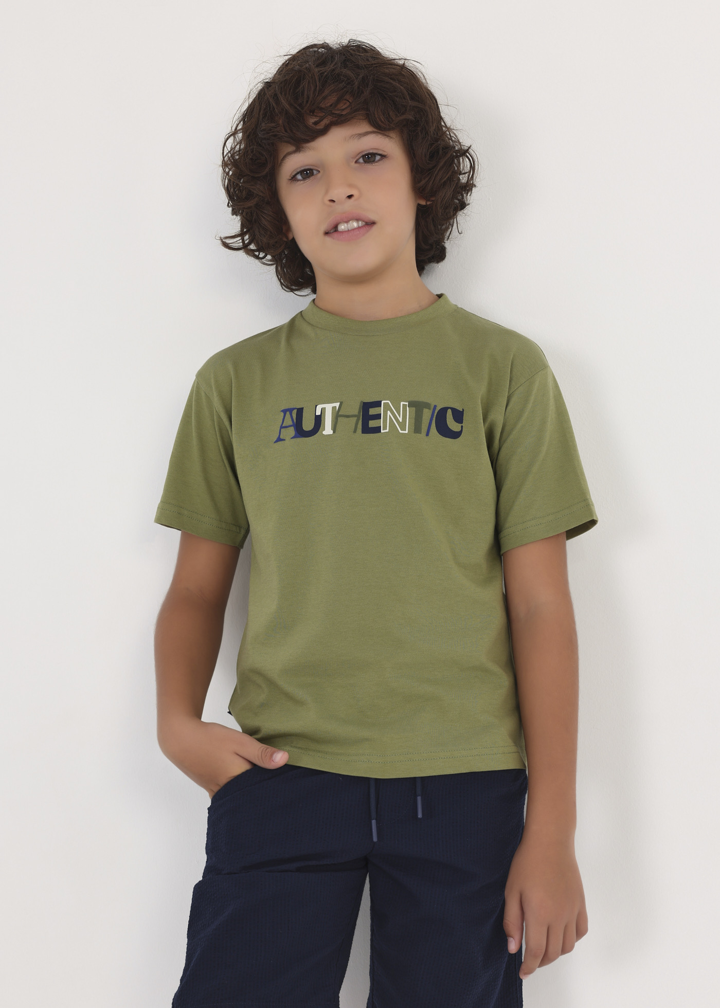 Camiseta infantil com estampa sustentável em algodão.