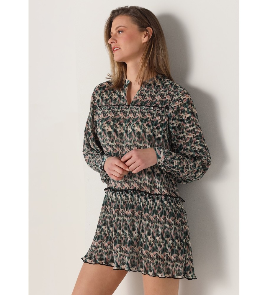 Vestido curto Lois em tecido plissado com estampa camuflada multicolorida