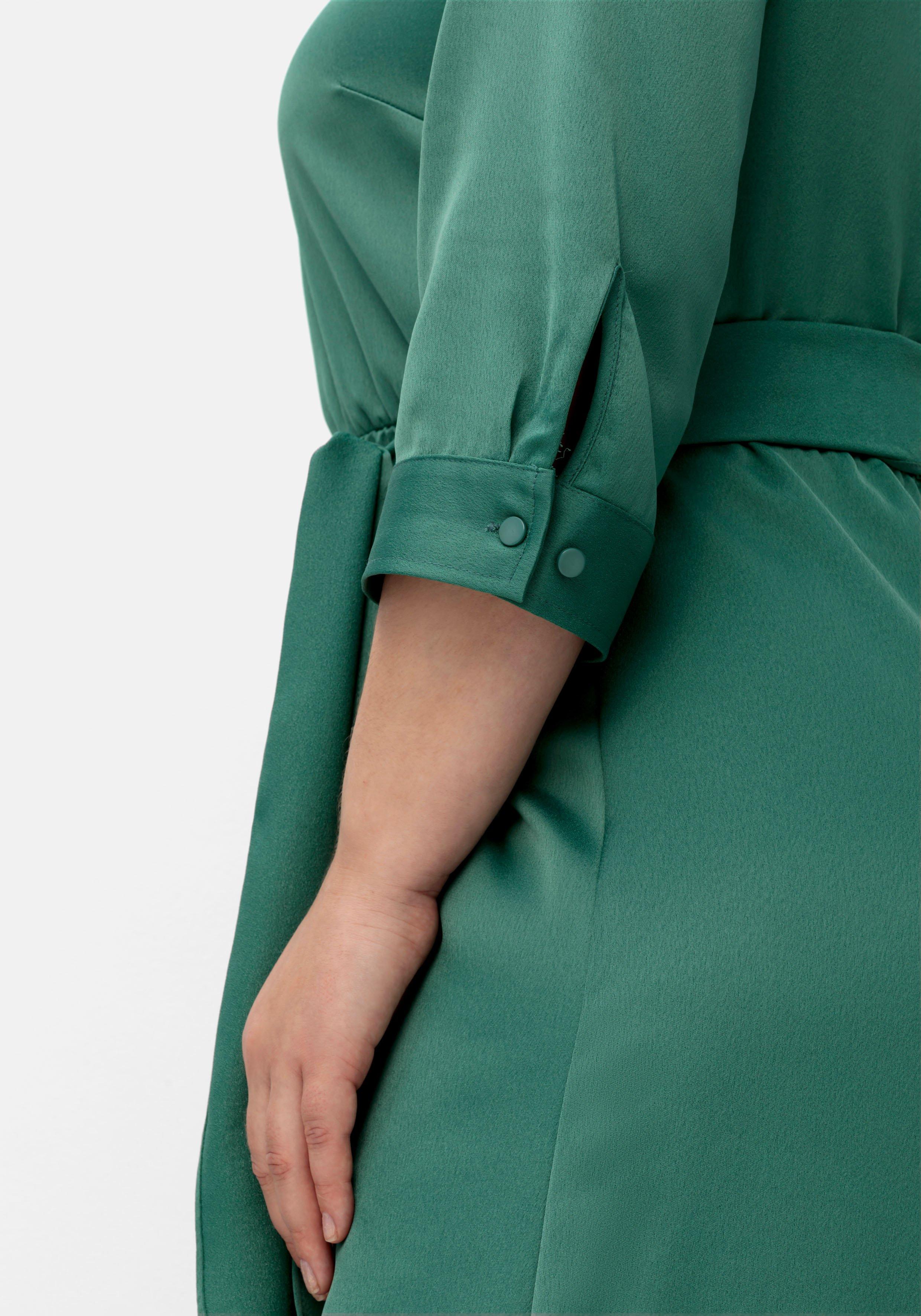 Kleid aus Crêpe-Satin, mit 3/4-Arm und Bindeband