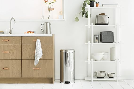Brabantia Classic Pedaalemmer met Soft Closure, 30 Liter, HxBxD 67,9 x 29,3 x 38 cm, Metaal, Roestvrij Staal