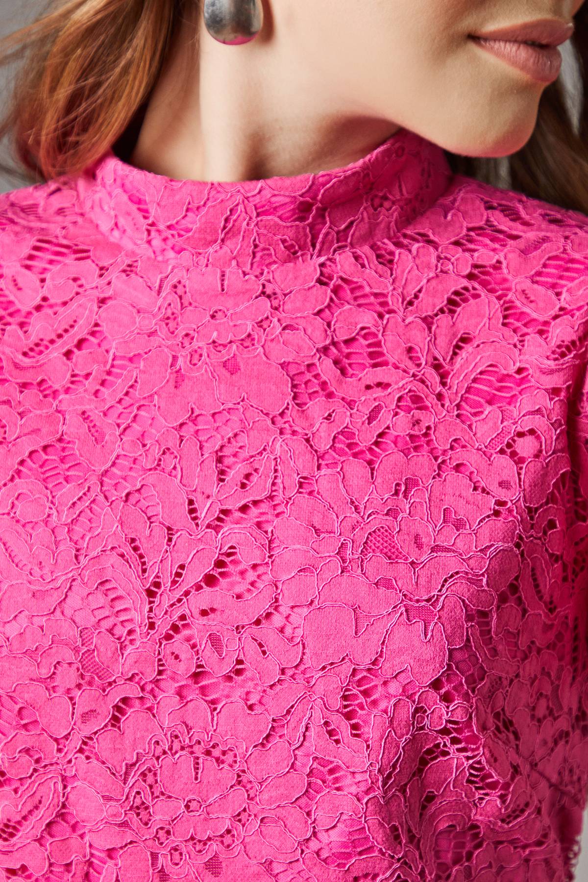 Coast Robe Mi-Longue Col Montant à Manches Volantées en Dentelle