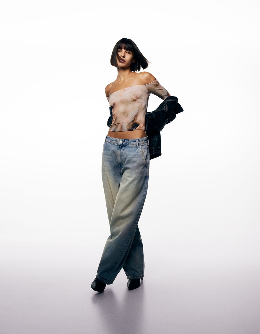 calça jeans estilo skater com efeito desbotado