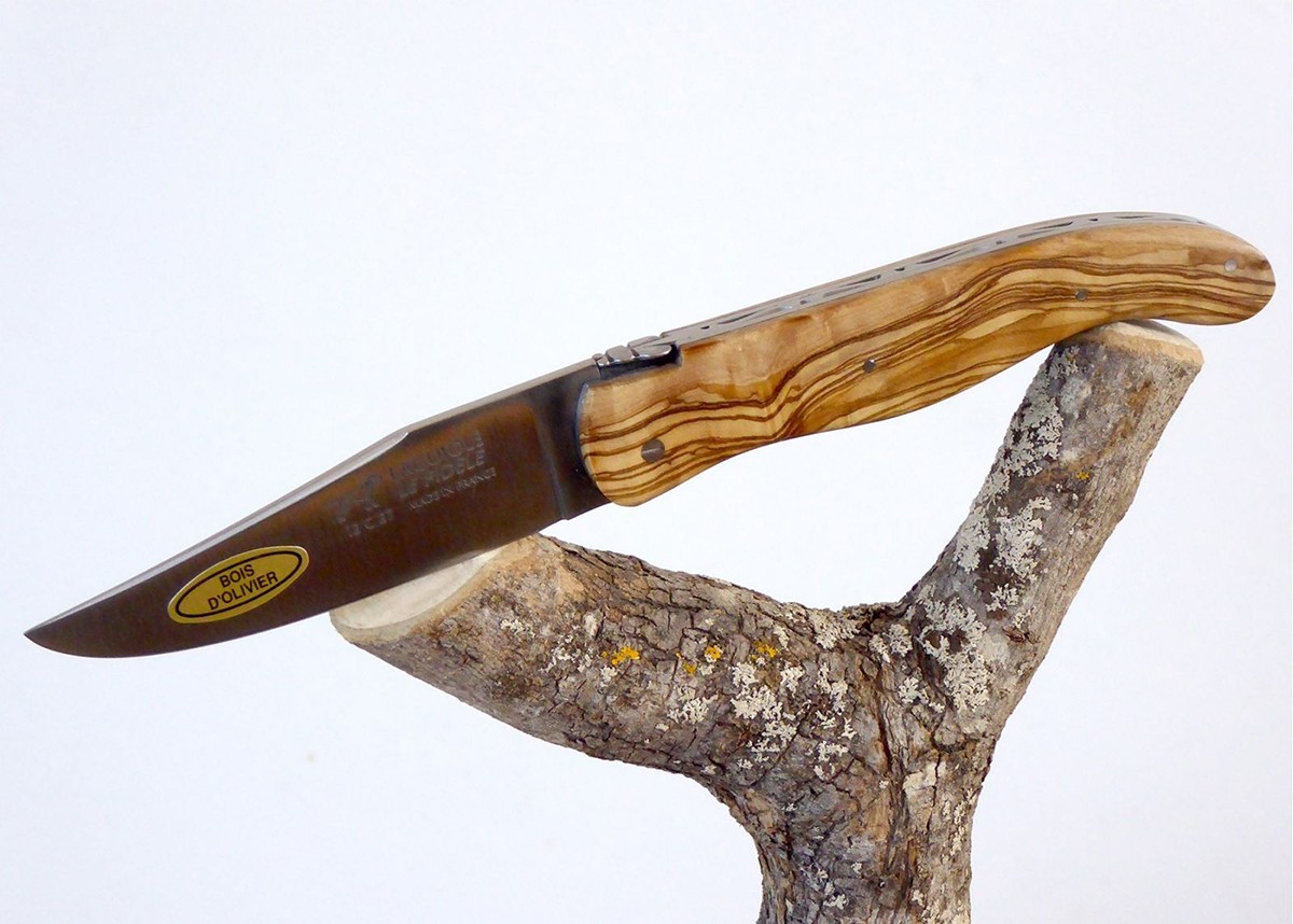Couteau Laguiole de chasse avec un manche en Olivier