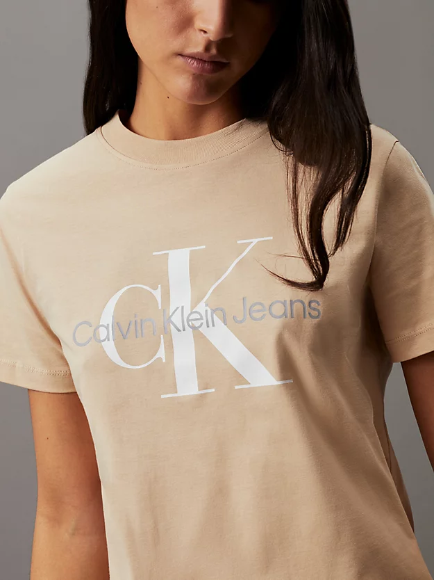 Camiseta com monograma