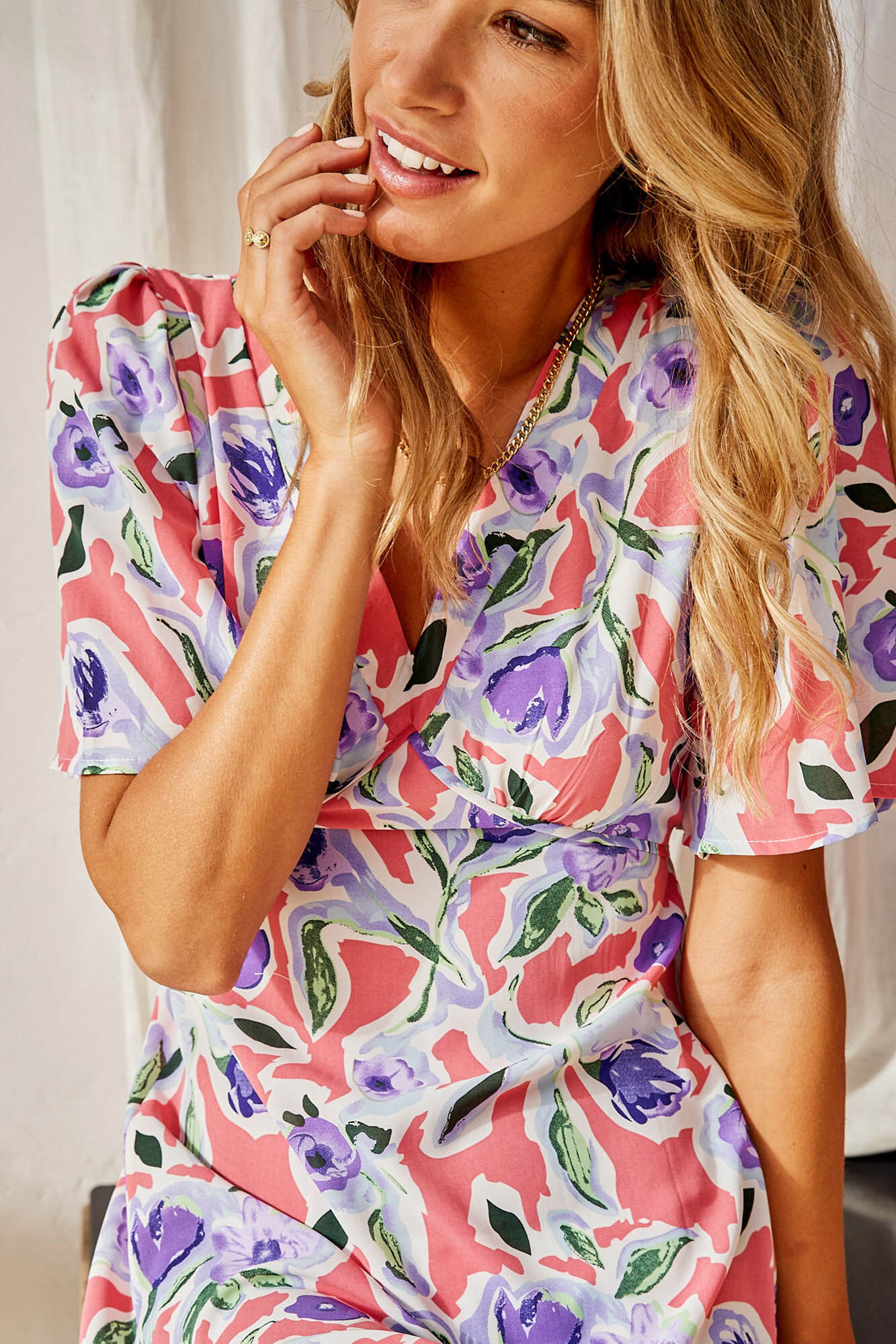 Vestido midi floral em tons de rosa - Maquiagem
