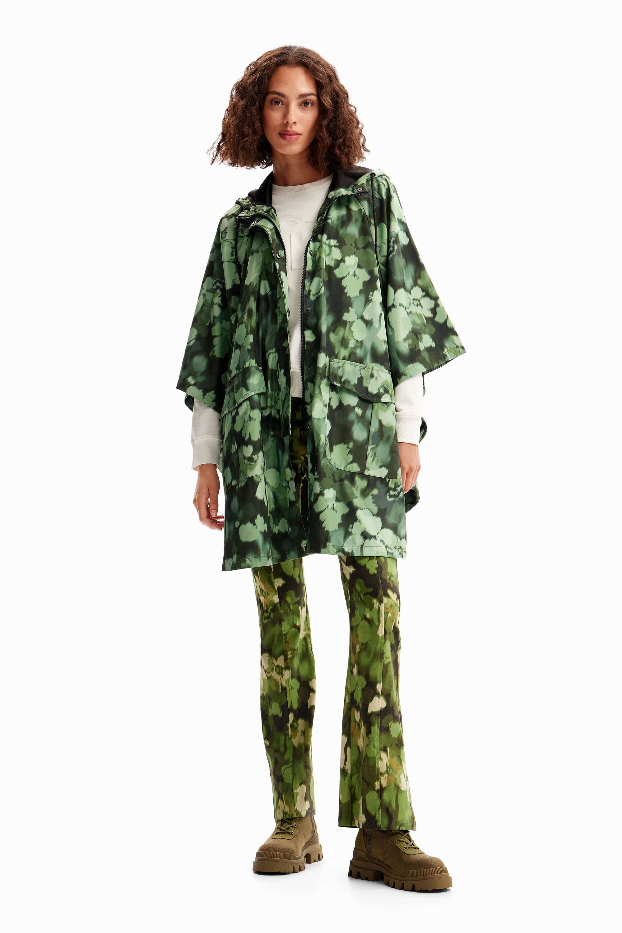 Capa de chuva camuflada com capuz
