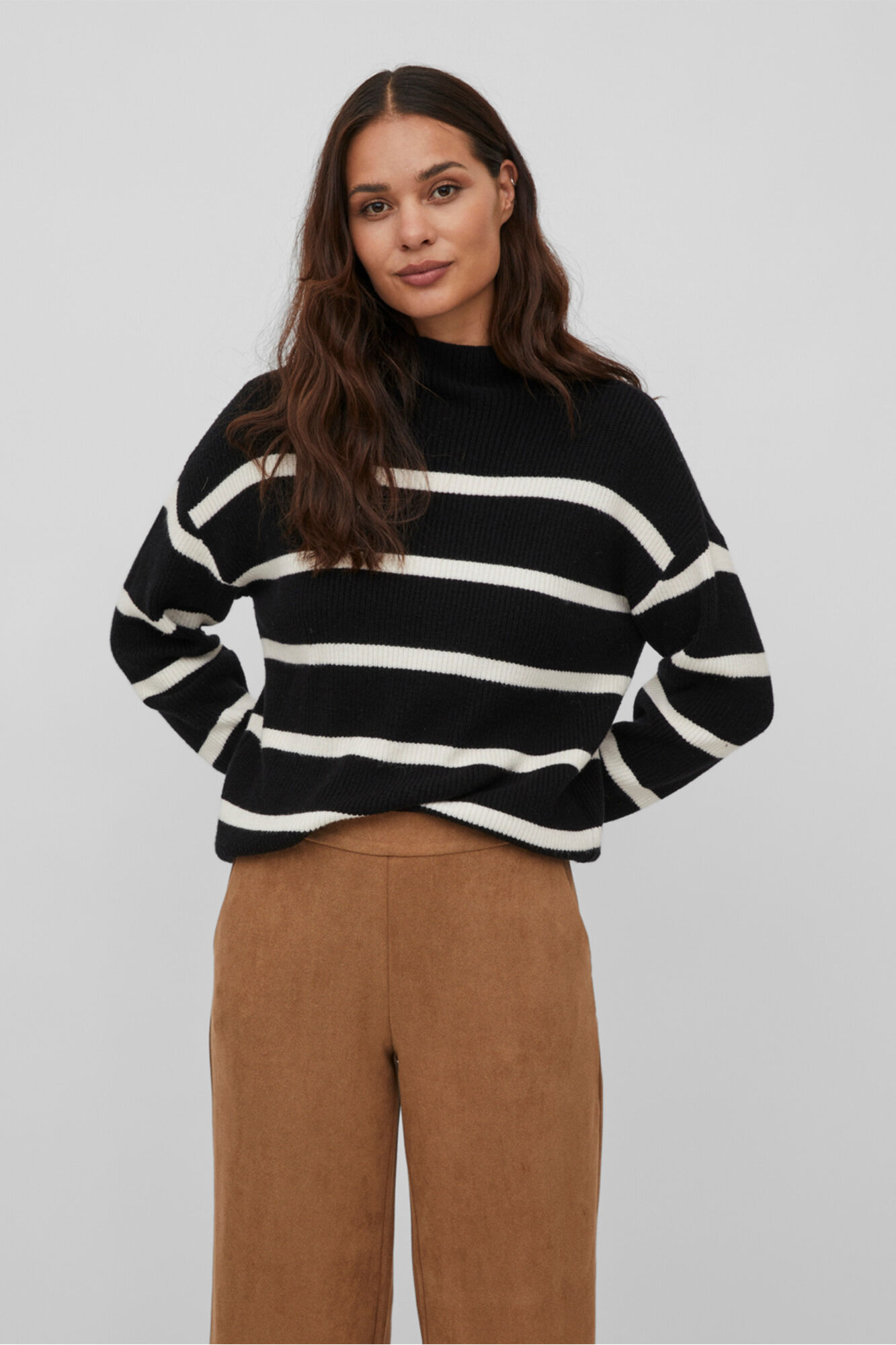 Blusa feminina de gola alta e manga comprida - Preta
