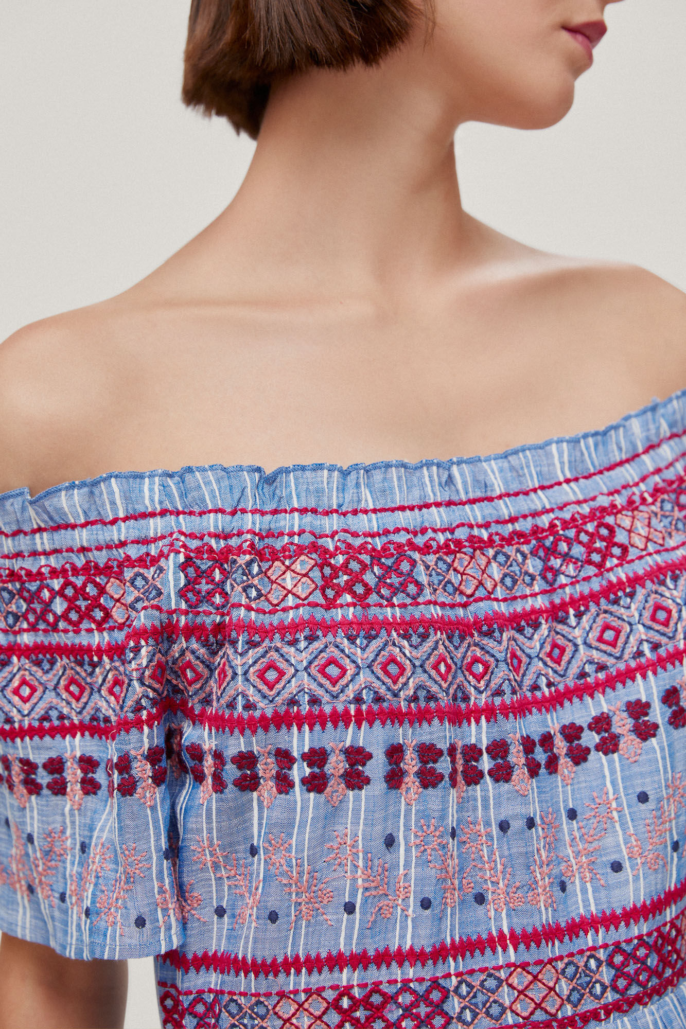 Vestido fluido com ombros à mostra - Azul