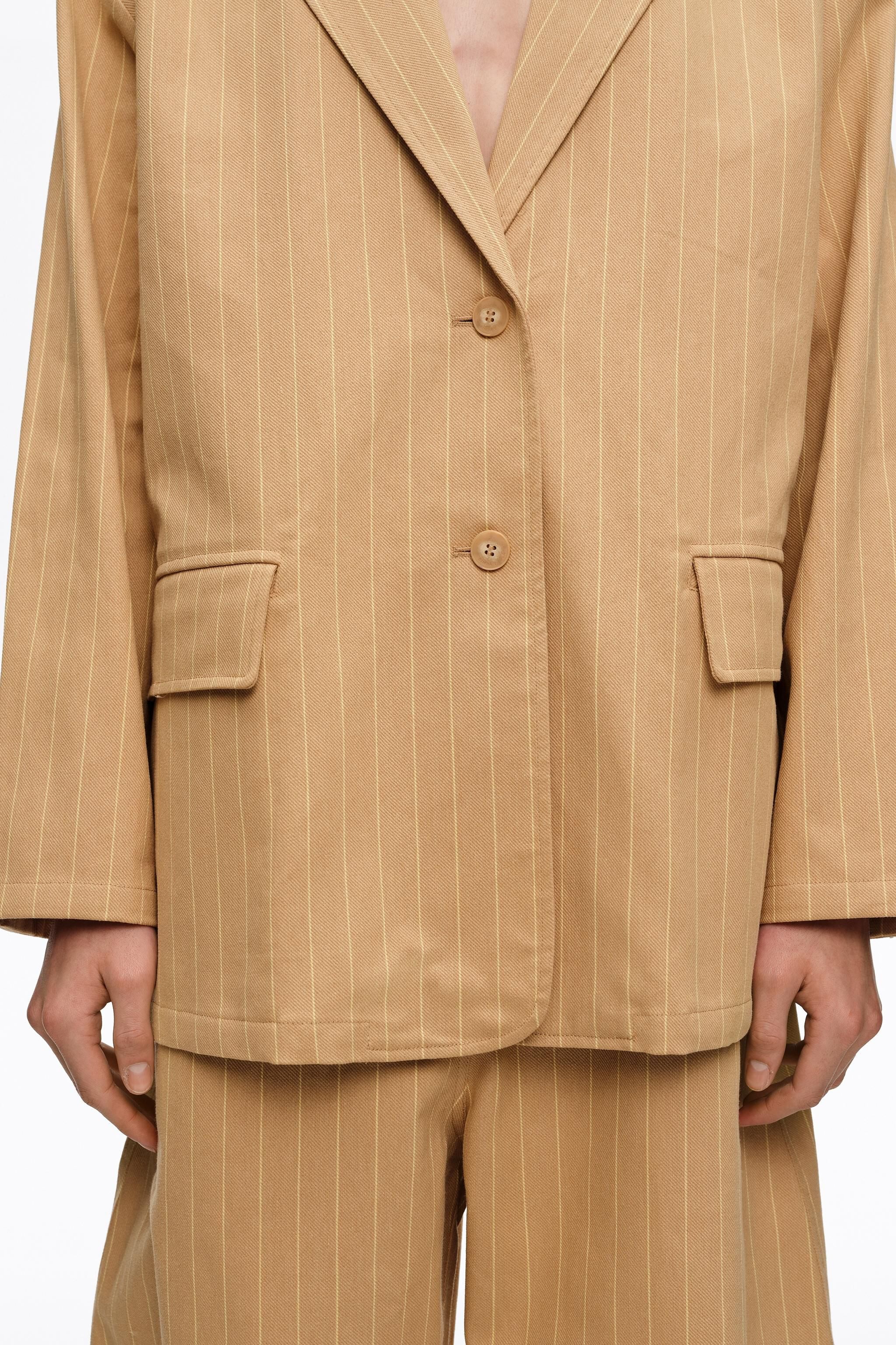 Blazer reto listrado em ocre