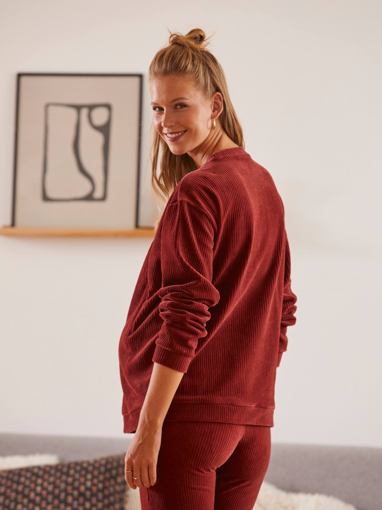 Blusa de moletom aveludada canelada para gestantes e lactantes, na cor vermelha lisa tamanho médio com estampas.