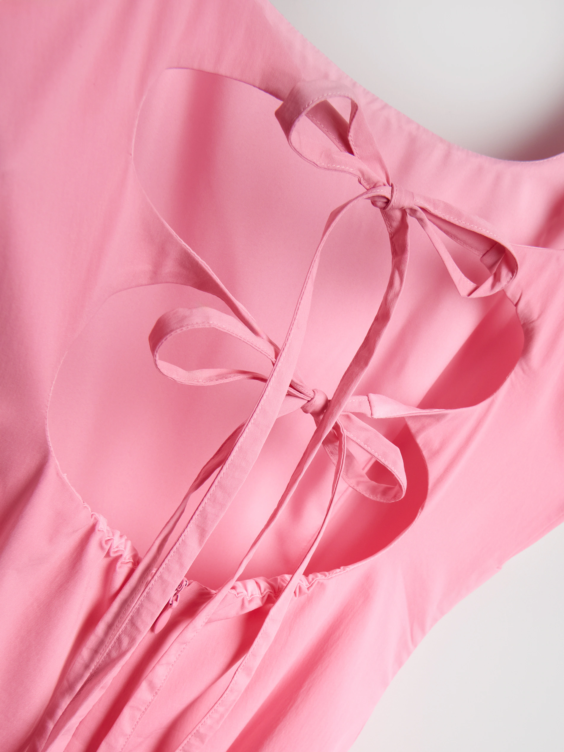 Kleid mit dekorativem Bindedetail