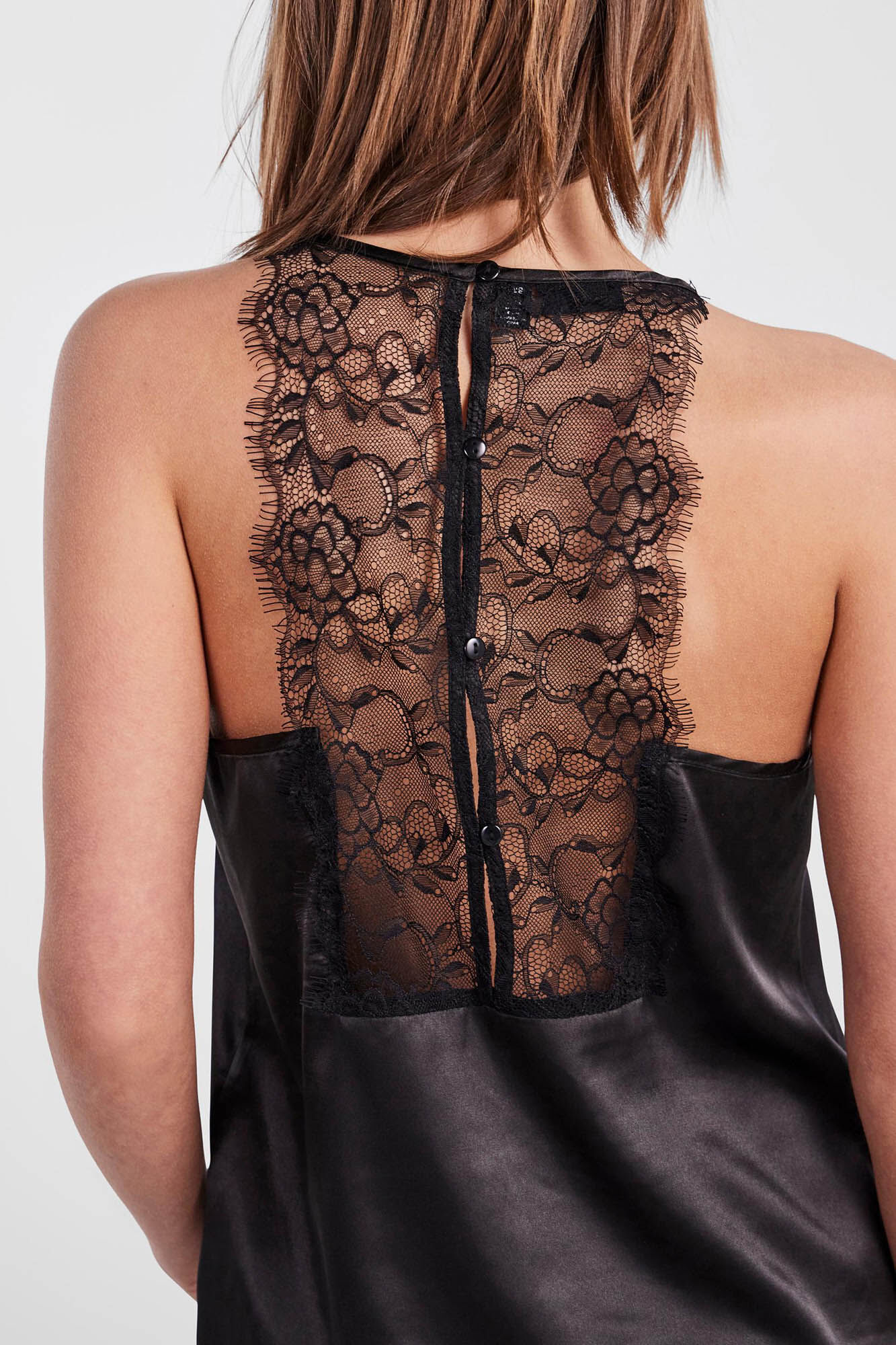 Blusa com decote com amarração.