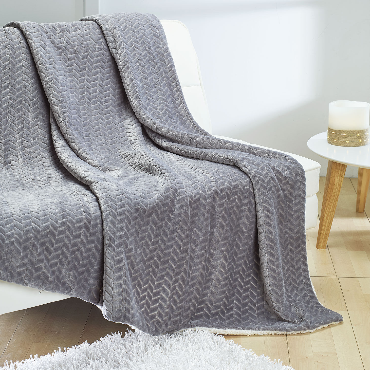 Kuscheldecke mit Fischgrätenmuster