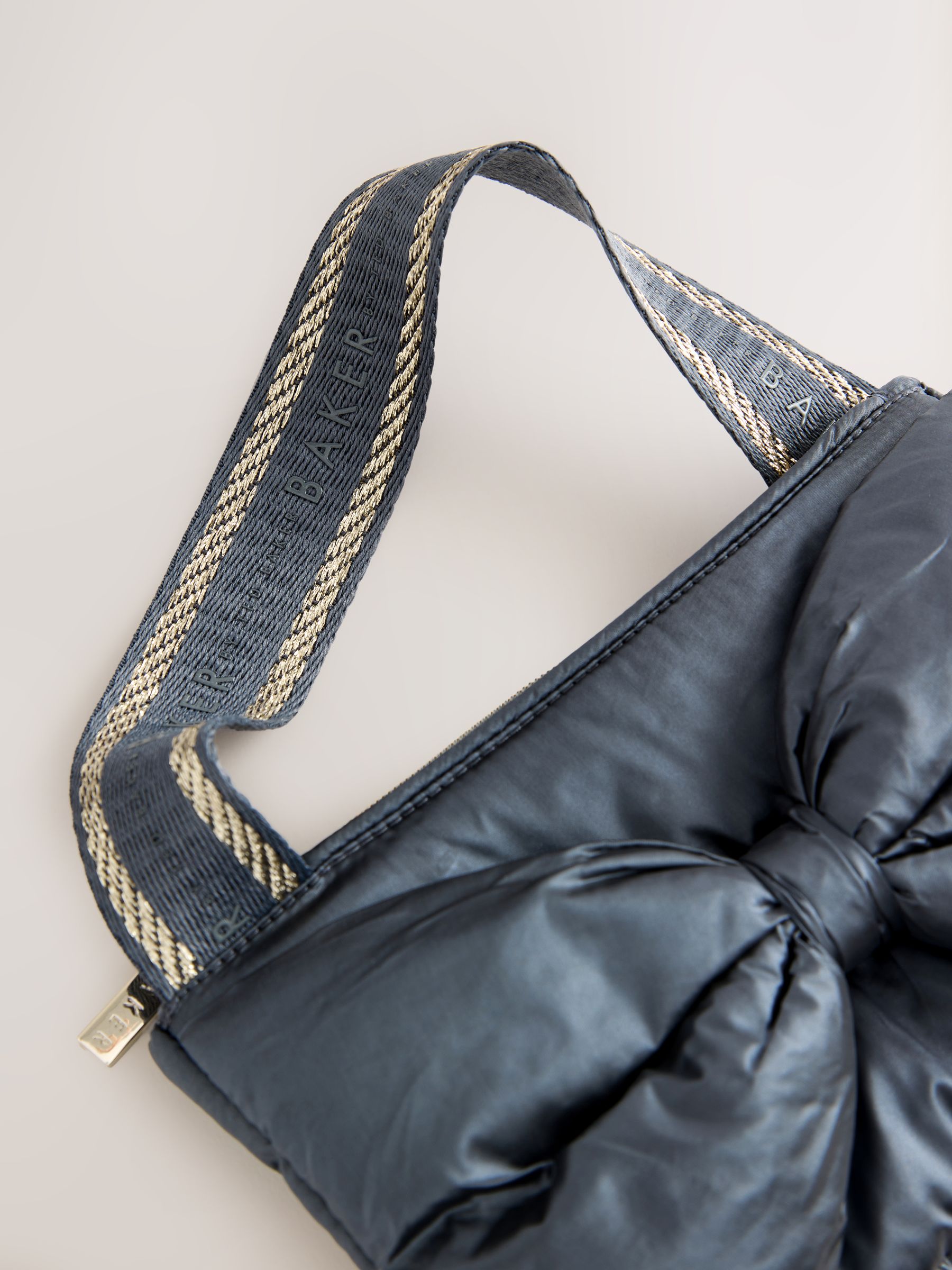 Marineblauw - Baker by Ted Baker Regenbestendige gewatteerde jas met geschulpte rand en afneembare tas