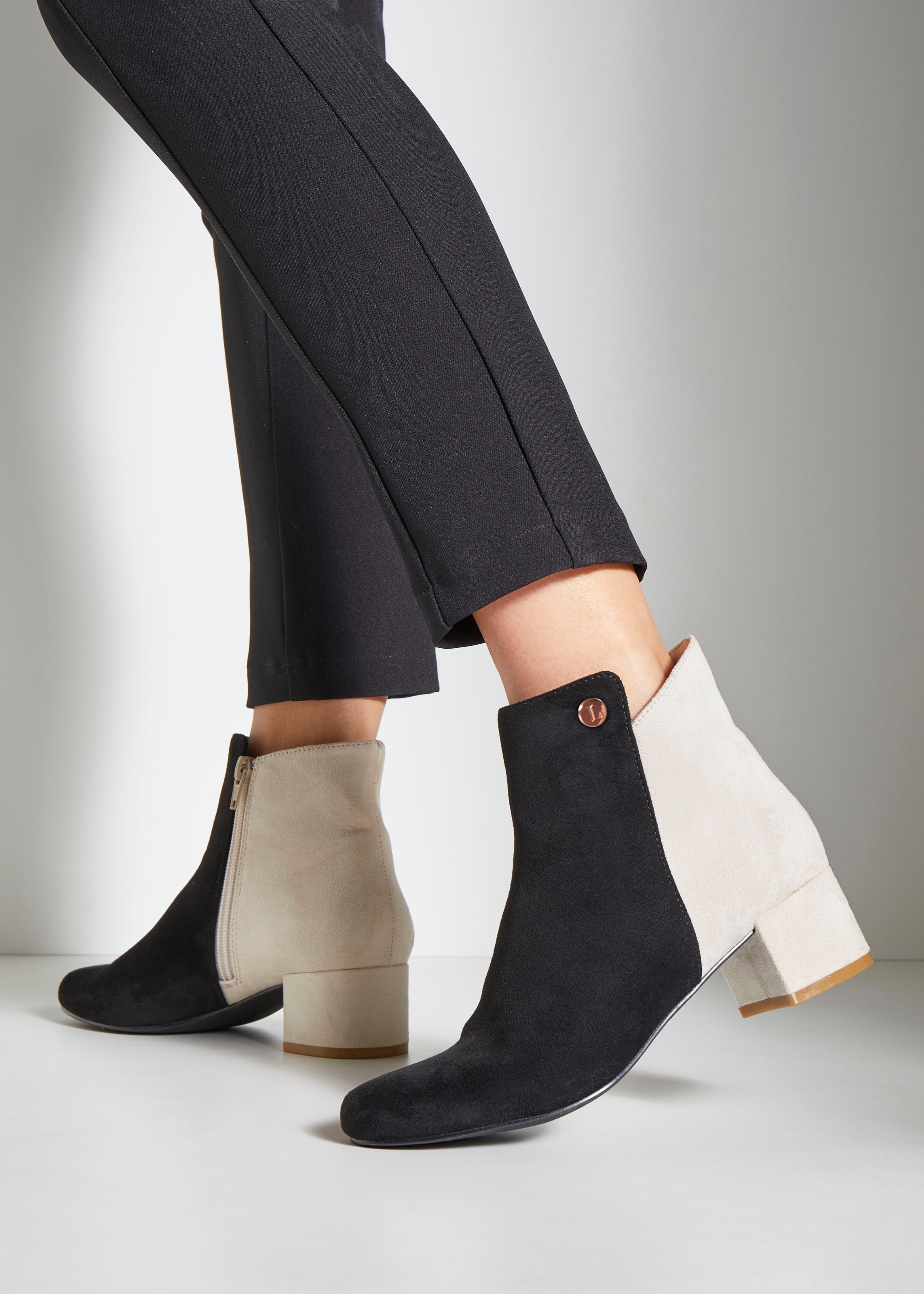 LASCANA Stiefelette  mit raffiniertem Detail und Blockabsatz, kurzer Stiefel VEGAN
