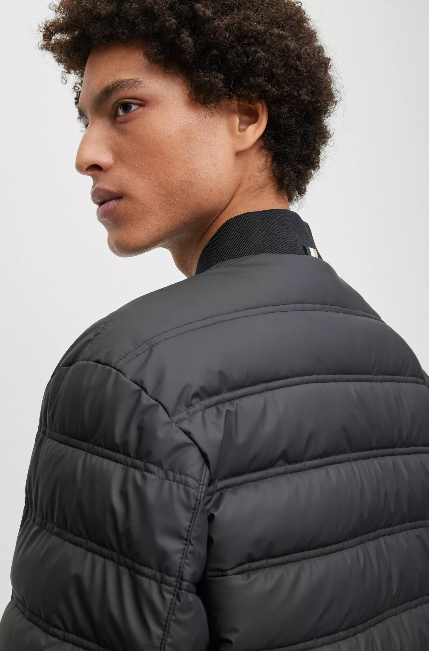 Jaqueta puffer BOSS preta, repelente à água, com zíper de duas vias.